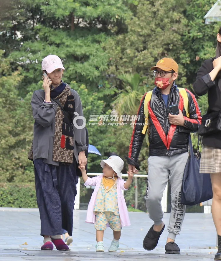 孟耿如（左）拿著手機講電話，黃子佼看著她。特勤中心攝