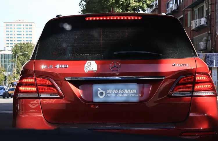 黃子佼後車門貼著「BABY IN CAR」的貼紙。特勤中心攝