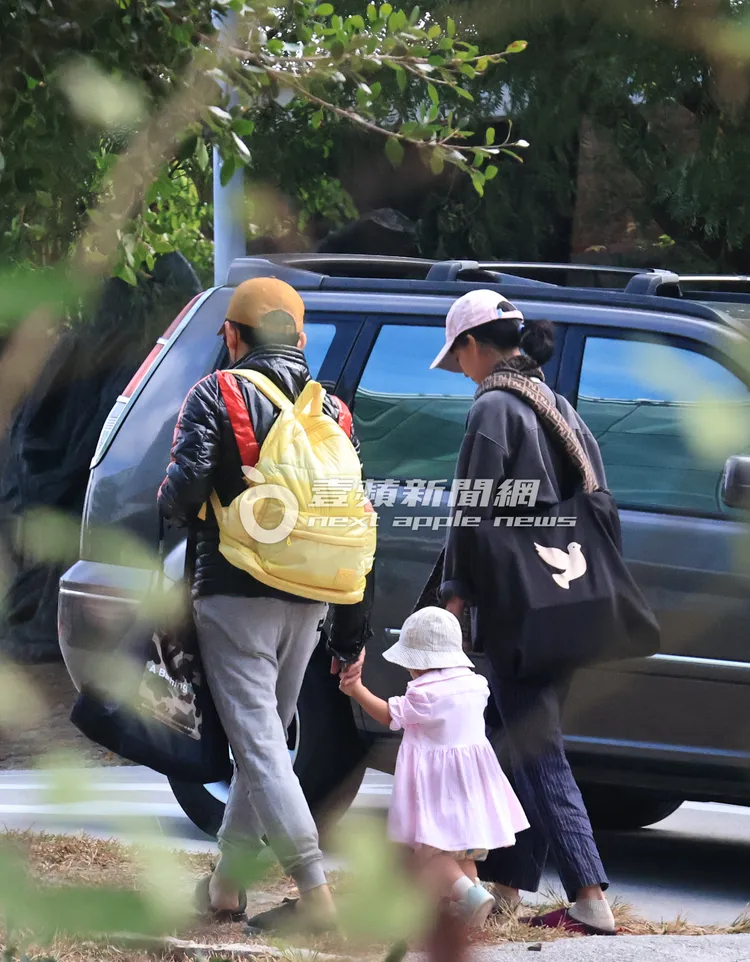 黃子佼一家人往停車場走去。特勤中心攝