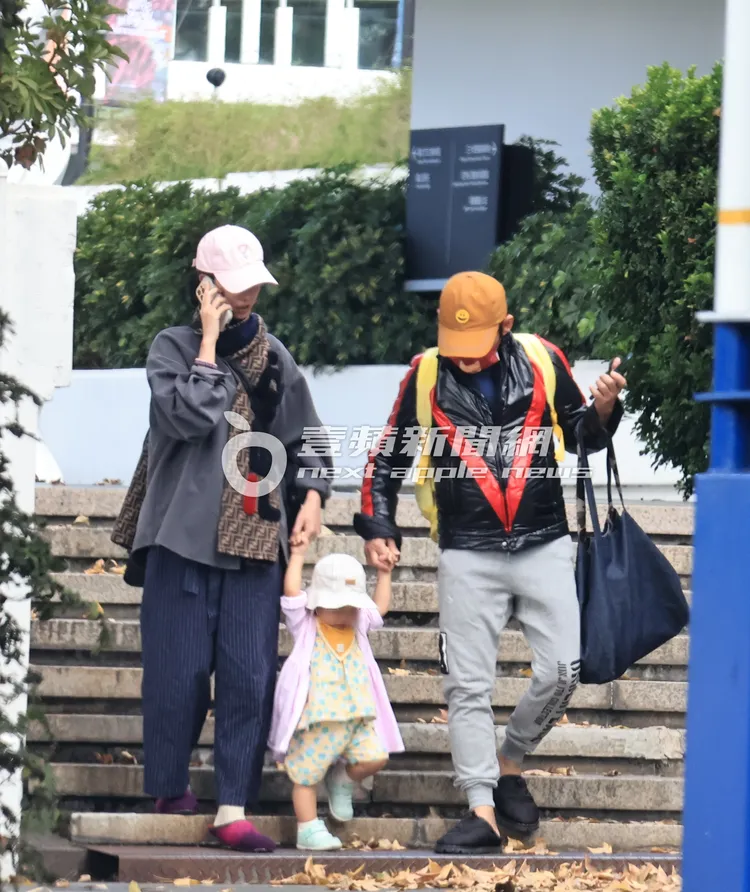 夫妻倆齊心協力，小心牽著小玉米下樓。特勤中心攝