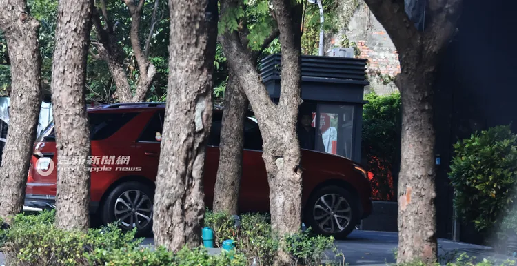 最後一家人抵達中山區豪宅。特勤中心攝