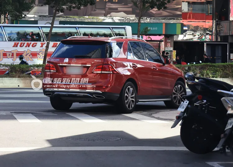 黃子佼開車相當緩慢安全，但最後還是破功，右轉未打方向燈。特勤中心攝