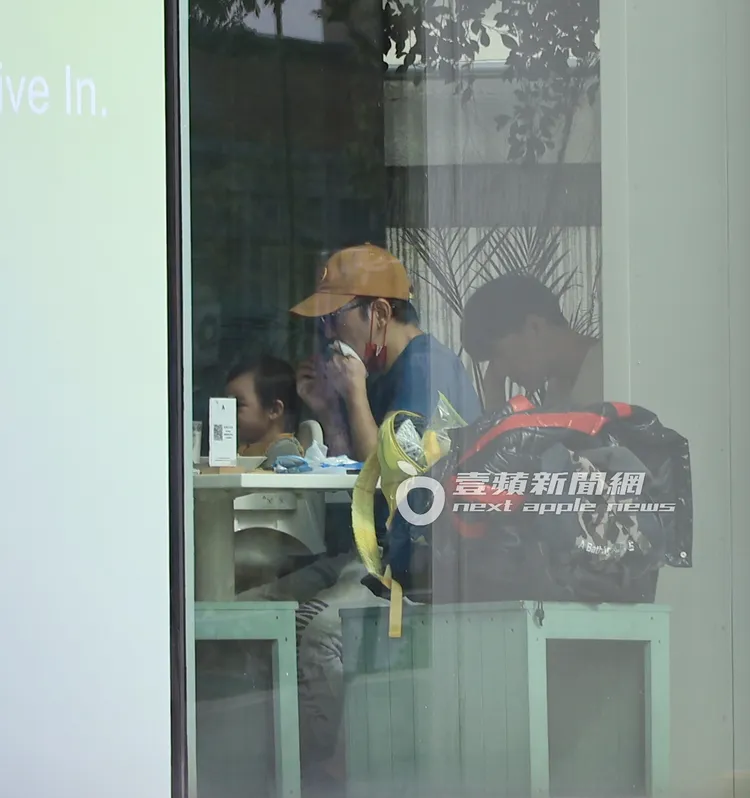 餐畢，黃子佼拿著紙巾擦嘴。特勤中心攝