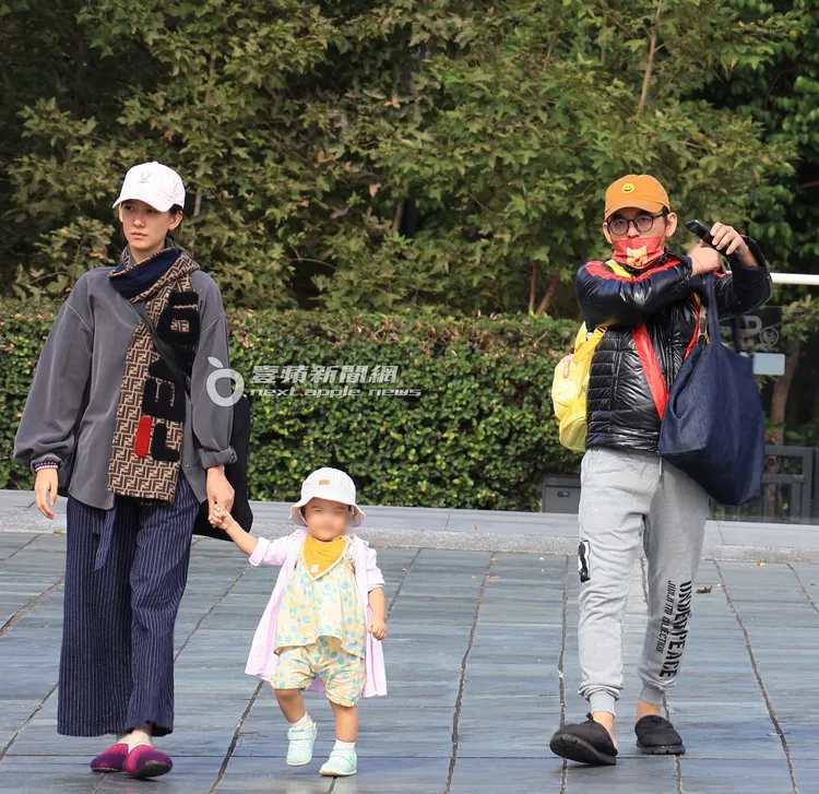 離開展館後，黃子佼（右）提著大包小包，孟耿如牽著小玉米，一家人準備離開美術館。特勤中心攝