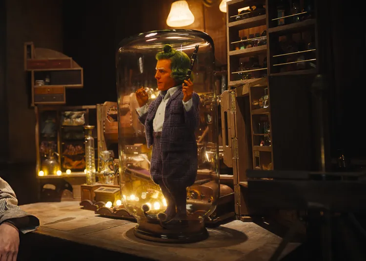 休葛蘭變成小矮人。華納兄弟提供