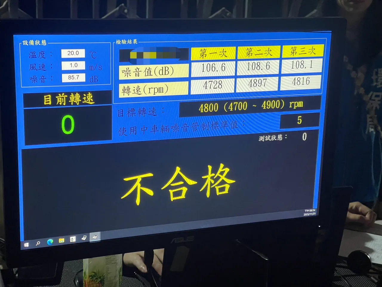 針對不合格車輛現場開罰。楊梅警分局提供