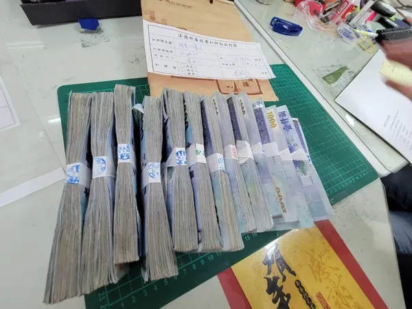 專案人員先在涉案洪姓技工等人住處搜出大筆現金。翻攝畫面
