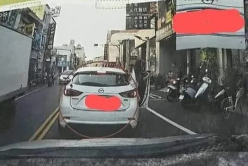 這款駕駛!車道中暫停供上下車挨罰2.4萬 發文罵「土匪」反遭網圍剿