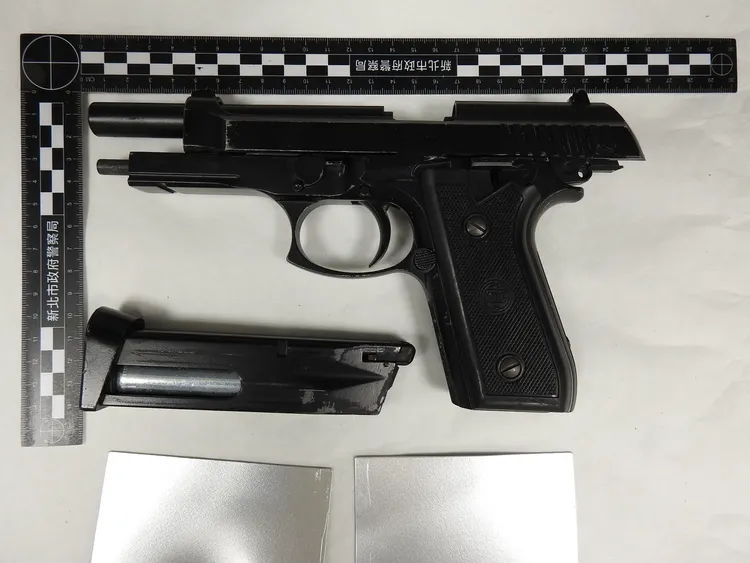 警方起獲作案空氣槍。翻攝畫面