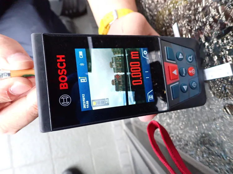 警方使用科技裝備進行彈道距離測試。翻攝畫面