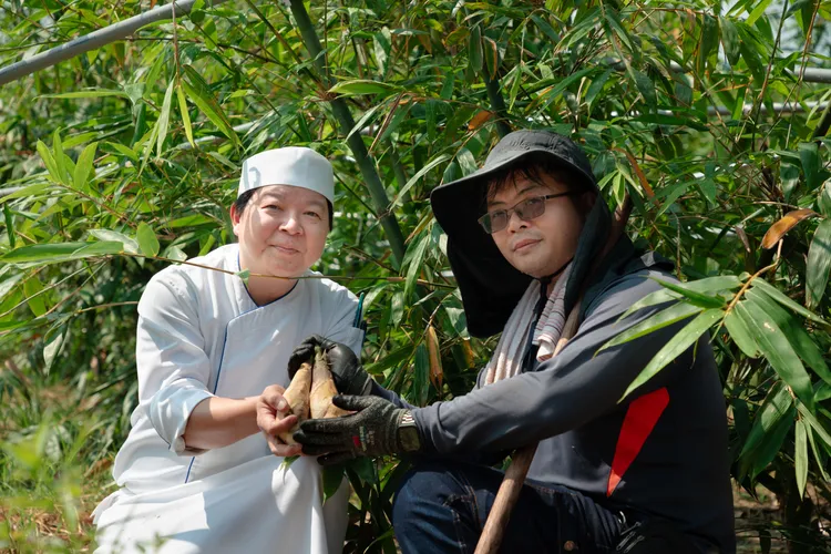 台南晶英酒店主打拉近消費者與食材的距離，攜手小農將物產從土地直送餐桌，現場提倡無紙化佈置以響應低碳排永續理念，尾牙方案十人起桌，每桌1萬3000元起。業者提供