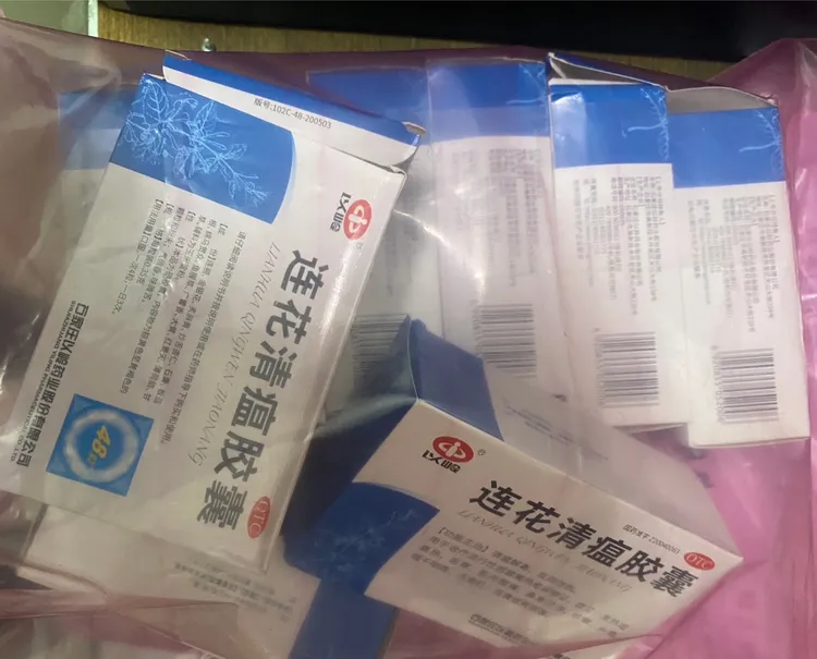 中國將未經核准的「蓮花清瘟膠囊」「DEWEI快篩試劑」，寄到郭的服務處。屏檢提供