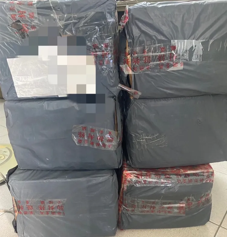 中國將未經核准的「蓮花清瘟膠囊」「DEWEI快篩試劑」，寄到郭的服務處。屏檢提供