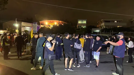 台中廟會活動車輛插隊爆糾紛 兩派人馬推擠叫囂!警快打壓制