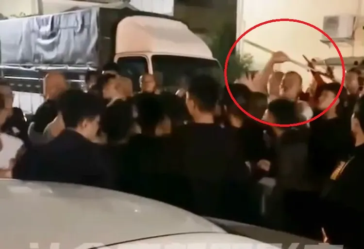 兩派人馬互相推擠叫罵，還有人拿出棍棒。民眾提供