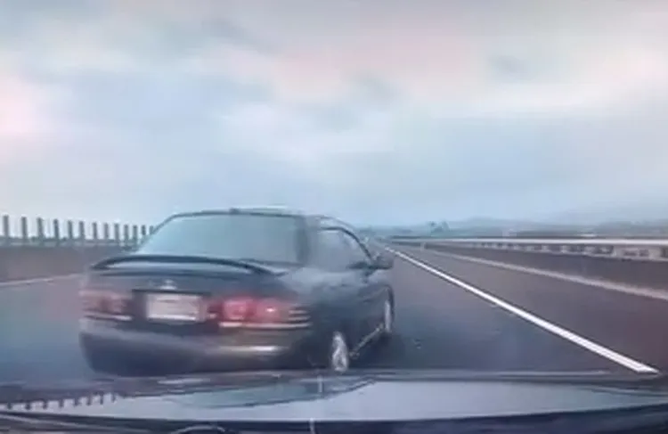 民眾協助擋車，被黑車從後方超車並急切進前方車道。翻攝「爆料公社」