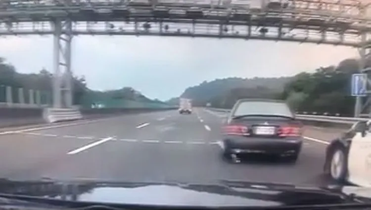 警方擔心造成其他車輛危險，在南雲交流道前停止追緝。翻攝「爆料公社」