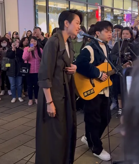 梁詠琪在街頭藝人黃烱銘伴奏下演唱多首成名曲，引來大批路人圍觀。翻攝黃烱銘IG