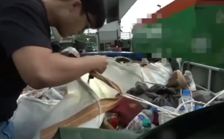 嫌犯將毒品藏在垃圾堆中。翻攝畫面