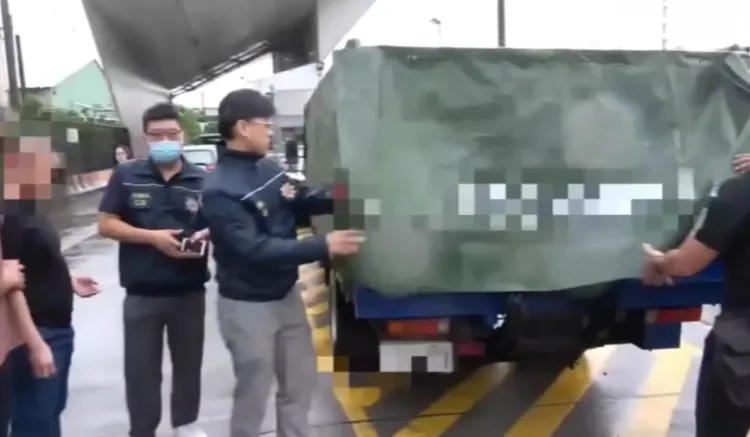 警方於高雄港58號管制站前攔截圍捕運毒車隊。翻攝畫面