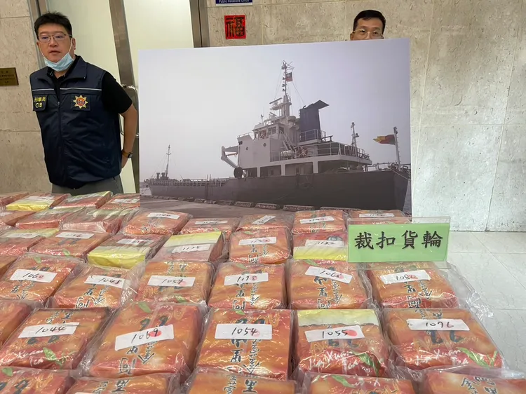 警方查扣毒品以及運毒用船隻。翻攝畫面