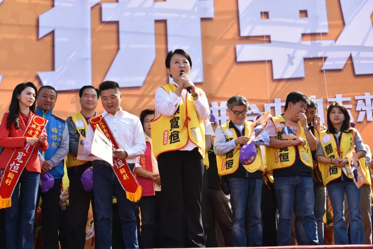 盧秀燕呼籲翻轉中二選區。顏寬恒競總提供