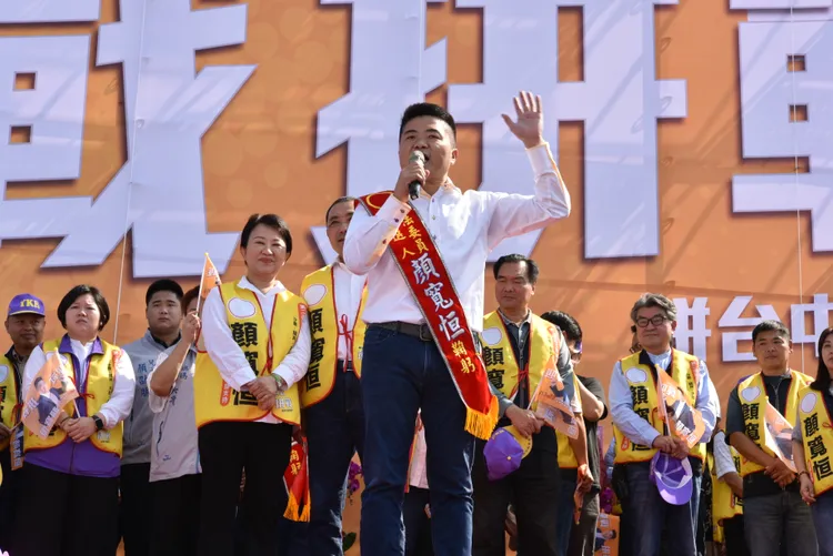 顏寬恒強調「和民意站在一起，不做護貪腐的黨意立委」。顏寬恒競總提供