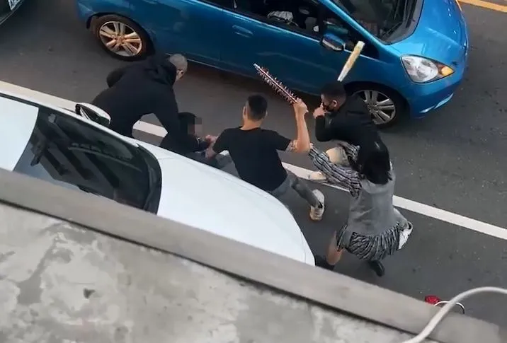 葉男被打倒在地，1人壓住他，另2人不斷持棍棒朝他揮擊。民眾提供