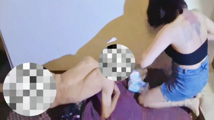 男客光溜溜，小姐急回穿喬奶。讀者提供