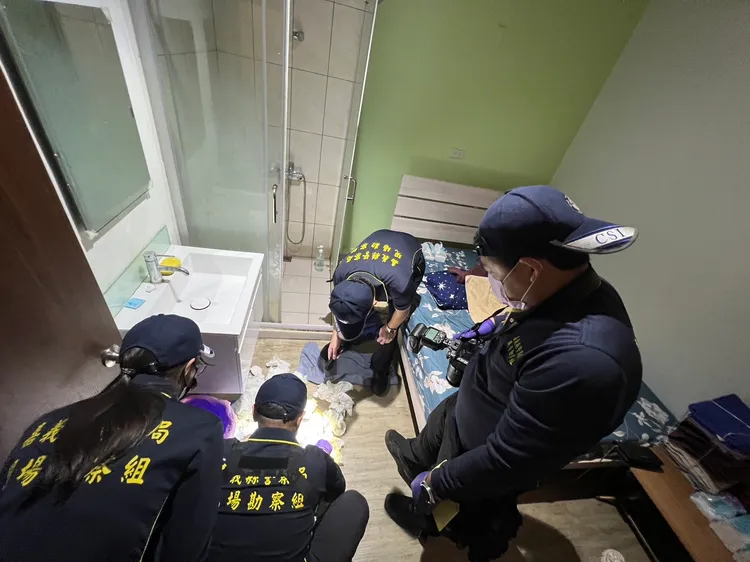 起出保險套、潤滑油等物證。警方提供