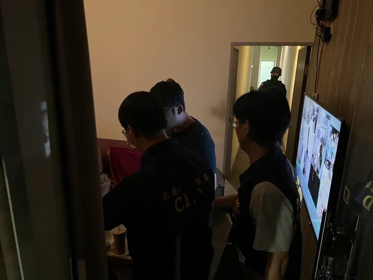 4名買春客被帶回。警方提供