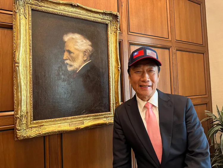 邱毅認為藍白合起死回生的方法，就是回到全民調的正軌，而且要把郭台銘納入。翻攝自郭台銘臉書