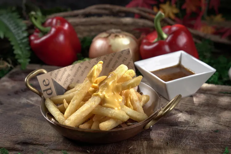 加拿大邪惡國民美食－「加拿大魁北克牛肉醬起司薯條」。業者提供