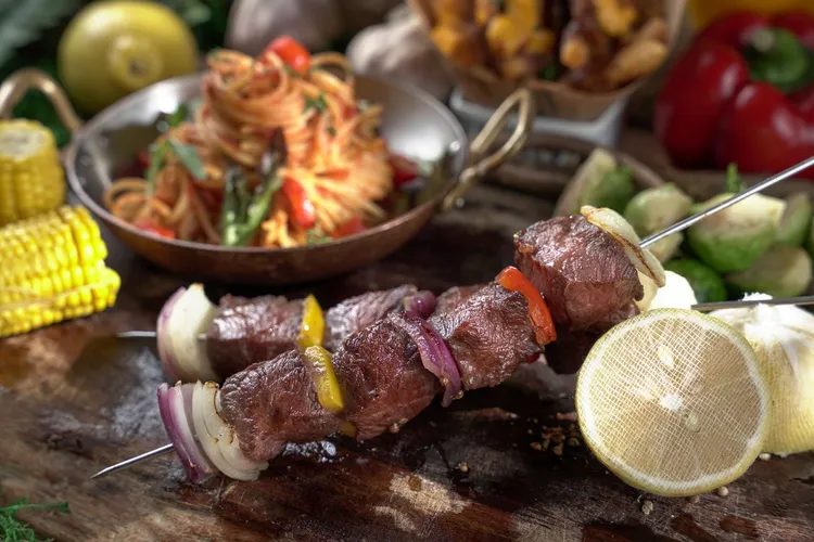 現場用餐前500名享折價200元的限量優惠，「加拿大燒烤牛肉串」套餐只要799元+10％。業者提供
