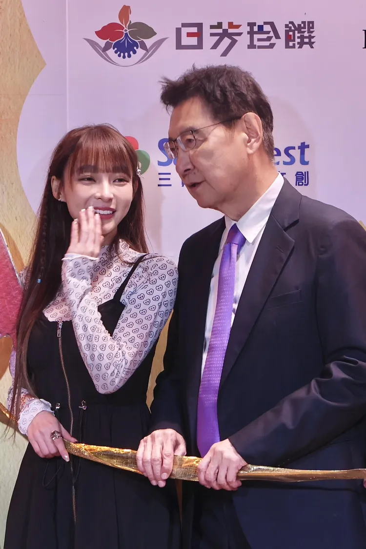 林襄跟趙少康講悄悄話。林林攝