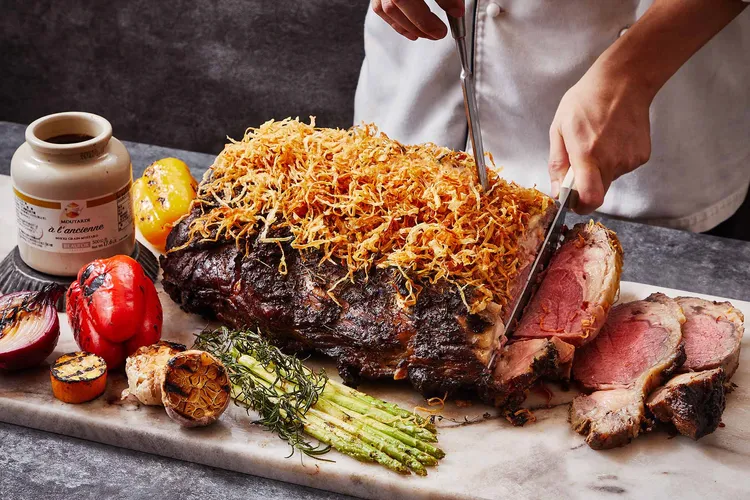 台南遠東香格里拉聚餐首選遠東CAFE自助餐廳，推出《平日自助午餐單人券》六張券一組5520元，平均每位920元。業者提供