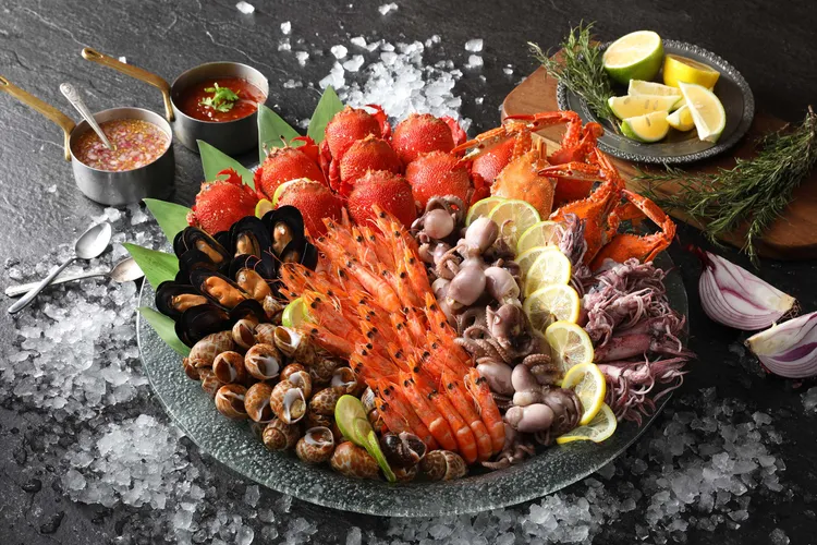 Mega50 新北最高50樓Cafe自助餐，以高樓美景和海陸百惠深受消費者歡迎。業者提供