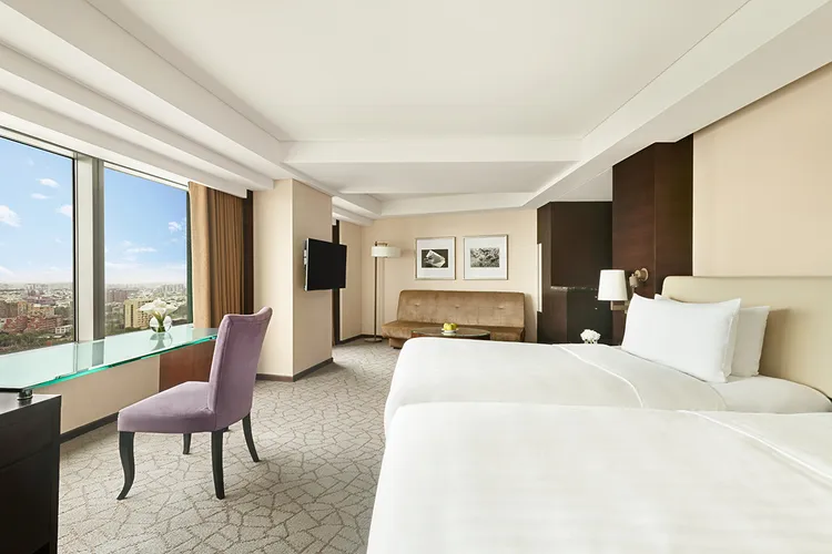 台南遠東香格里拉《豪華閣尊榮客房雙人平日住宿乙晚》，兩張一組1萬600元，下殺18折，享豪華閣貴賓廊早餐，傍晚雞尾酒等禮遇。業者提供