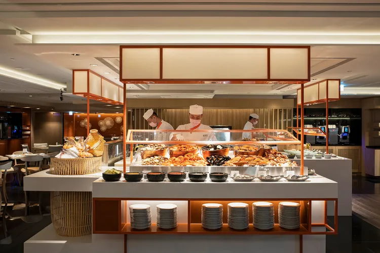 台北遠東香格里拉 6F 遠東Café自助餐廳特別推出回饋感恩價，午晚餐、下午茶時段最低優惠約73折。業者提供