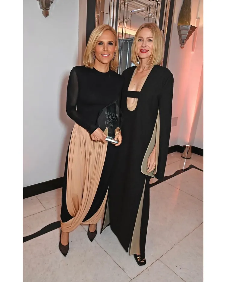 Naomi Watts（右）身著Tory Burch 2024春夏系列長洋裝。翻攝Naomi Watts IG