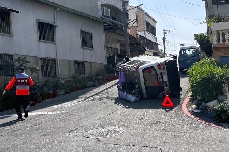 車停斜坡，疑因未拉手剎車造成倒退側翻，仍待釐清。讀者提供