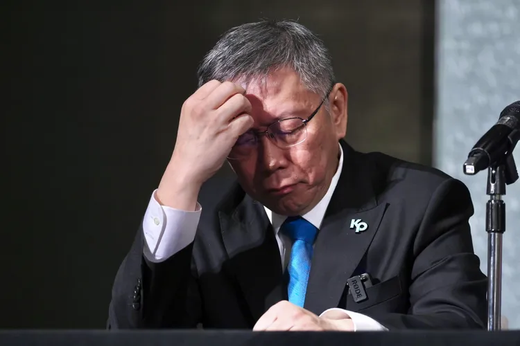 侯友宜念出簡訊內容，當場讓柯文哲變臉。林林攝
