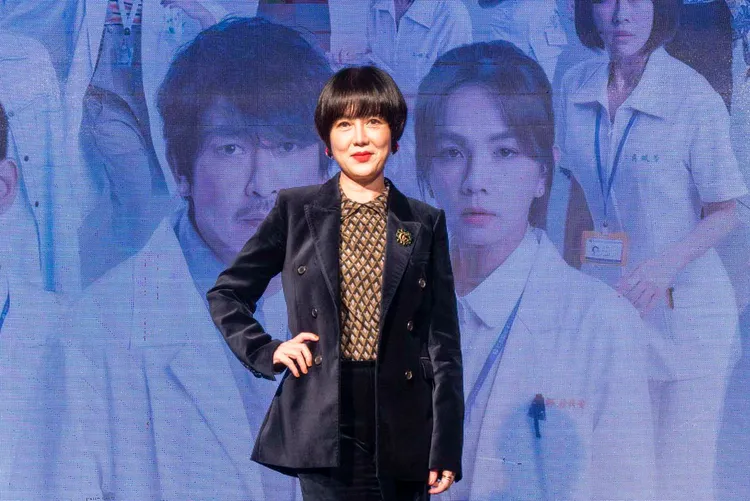 苗可麗盛裝出席《生命捕手》首映記者會。東森提供