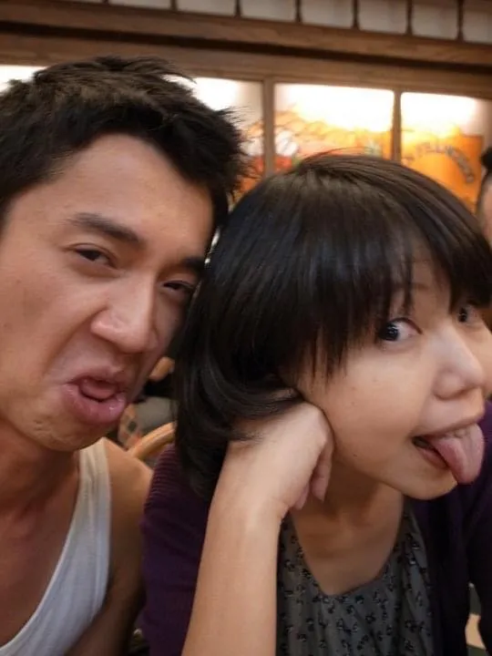 吳慷仁（左）曾說沒有拍陳慧翎的戲，他可能還在餐廳端盤子。翻攝陳慧翎臉書