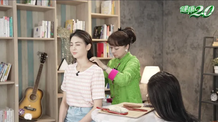 翁倩玉（右）幫主持人韋汝做梳子氣功，令韋汝嗨喊：「起雞皮疙瘩。」TVBS提供