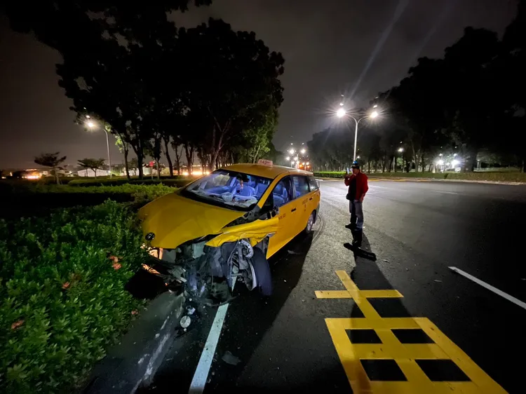 計程車車頭凹陷。消防局提供