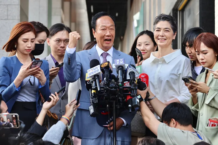 郭台銘、賴佩霞親赴北市選委會遞交連署書。資料照片，林林攝