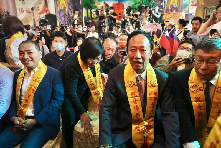 11/2日，郭、柯、侯三人齊聚台北葫蘆寺，但卻發生8度「喬位置」大戰。資料照片，林林攝