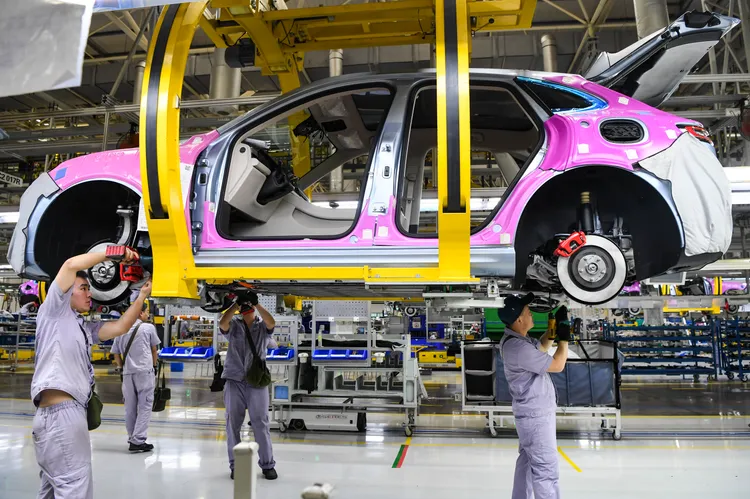 賽力斯汽車位於重慶工廠的工作人員在生產車間作業。新華社