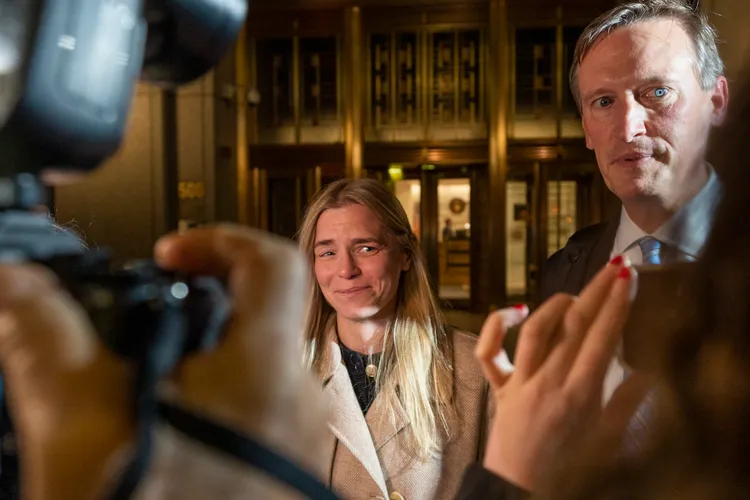 羅賓森熱淚盈眶，右為她的律師韓納凡（Brent Hannafan）。美聯社